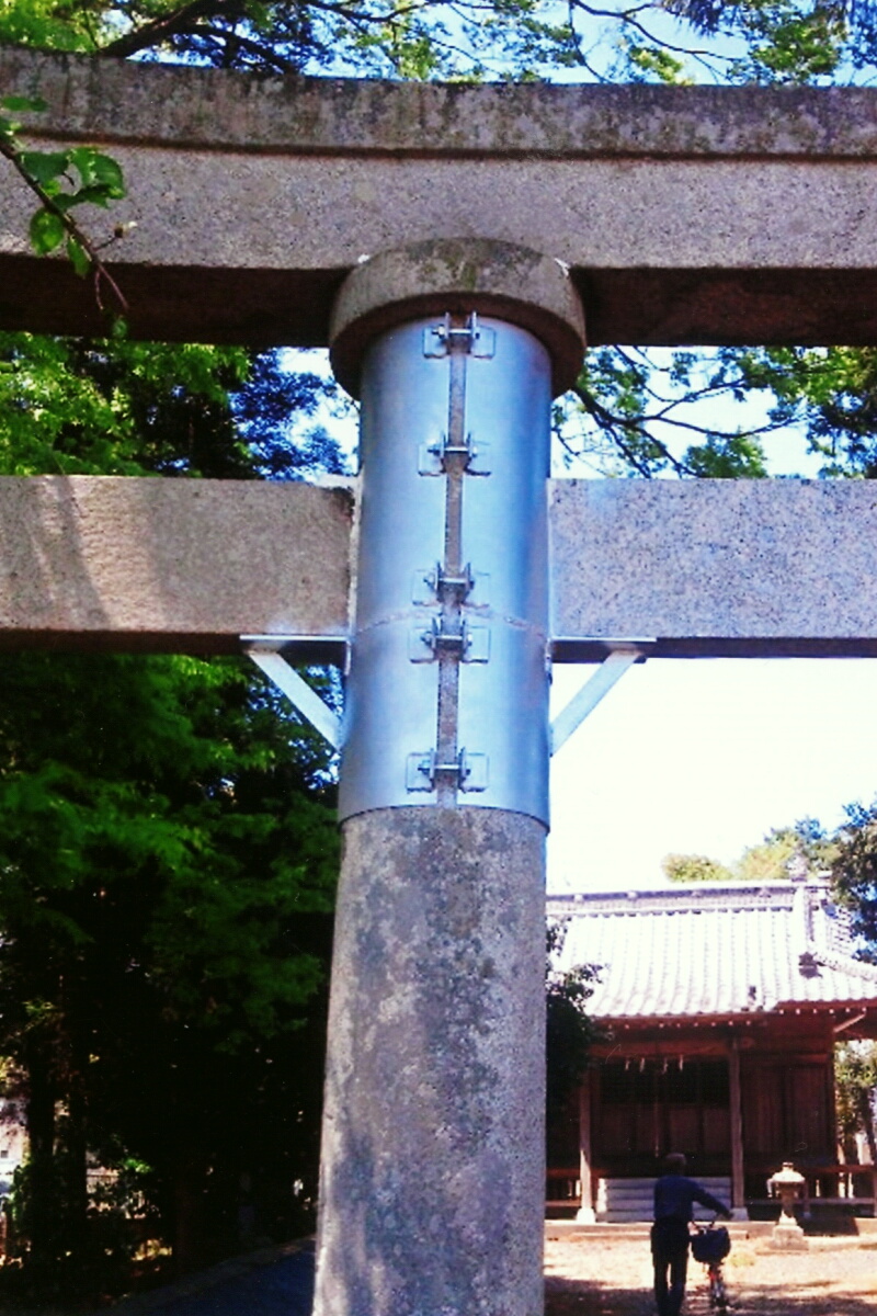 神社の鳥居のクラックを、鉄板を丸めて補強修理。
